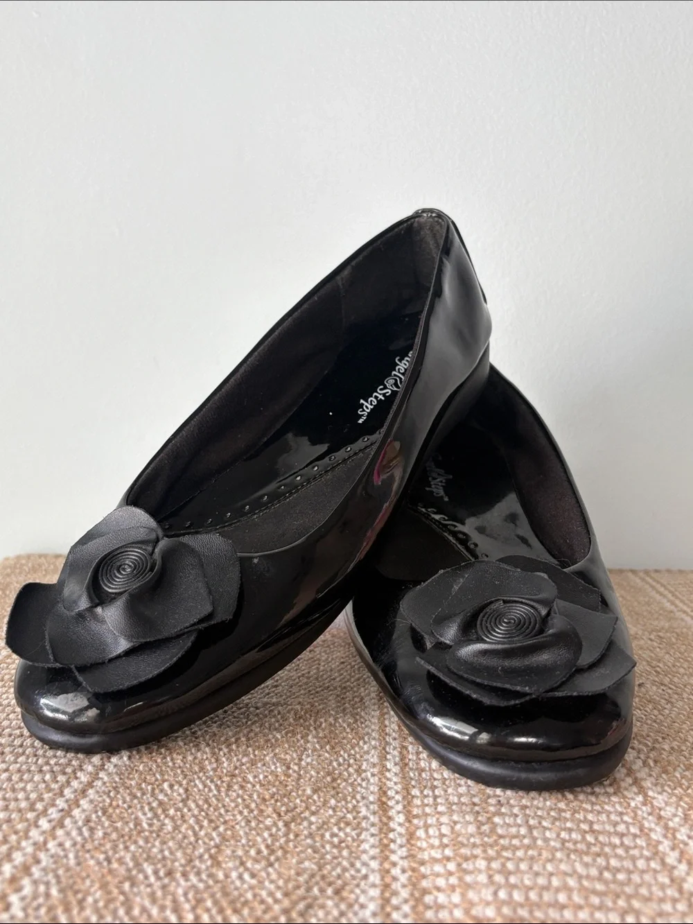 Angel Steps Black Patent Ballet Flats, Dimensional Rose Accents. Size—8.5